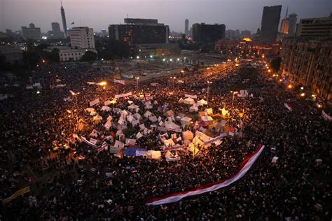 Tahrir-aukion protestit: Egyptin nuoren polven nousu ja vallanvaihdos Murkkinien varjossa